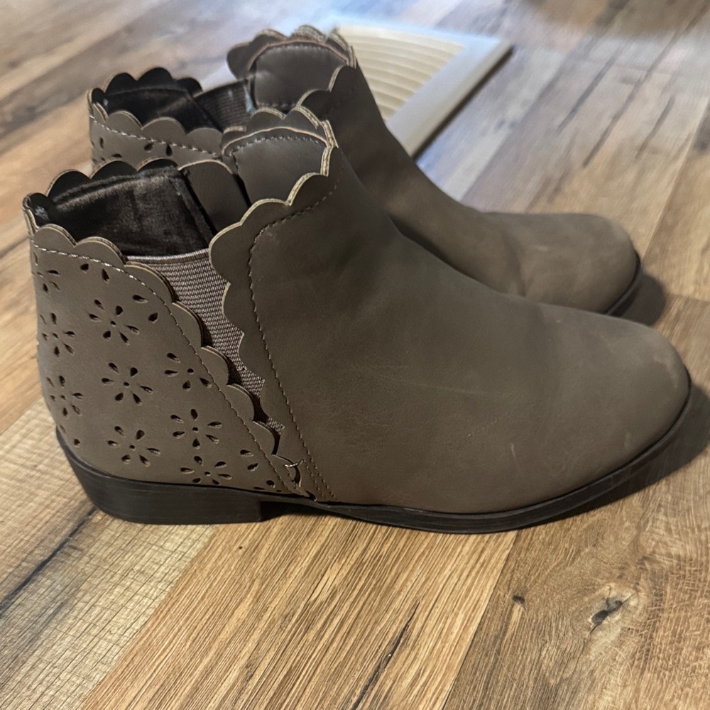 Elegant Scalloped Ankle Boots - Taupe